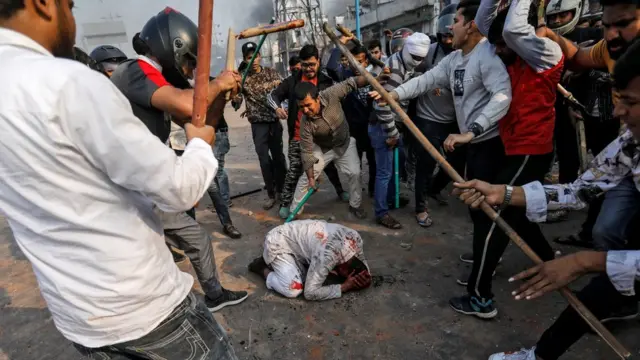 شہریت کے حامیوں کا ایک شہری پر تشدد