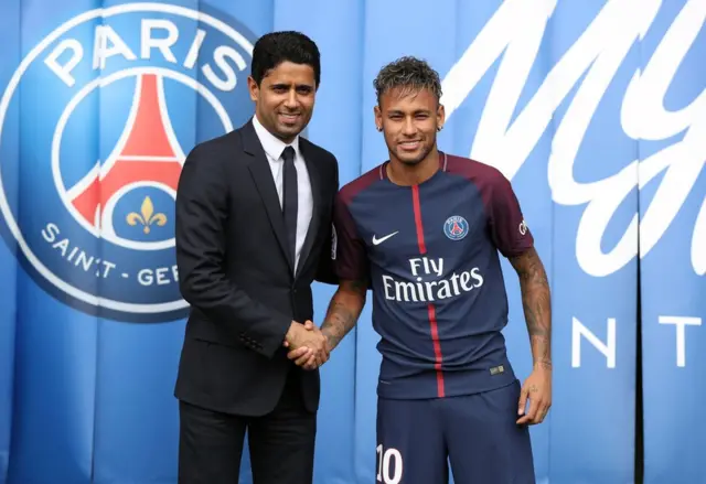 Brezilyalı futbolcu Neymar, PSG Başkanı Nasser Al-Khelaifi ile el sıkışırken