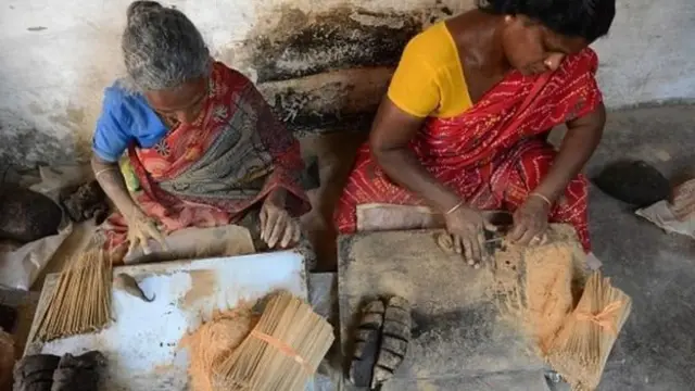 சிறுதொழில் செய்யும் மகளிர்