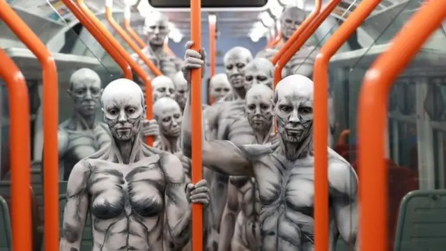 روبوٹس کے بہروپ میں ماڈل