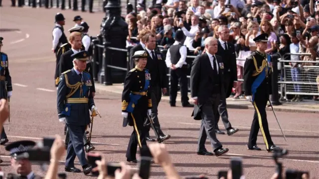 انضم إلى الملك، سيرا على الأقدام خلف النعش أشقاء الملك الثلاثة، الأميرة آن والأمير أندرو والأمير إدوارد