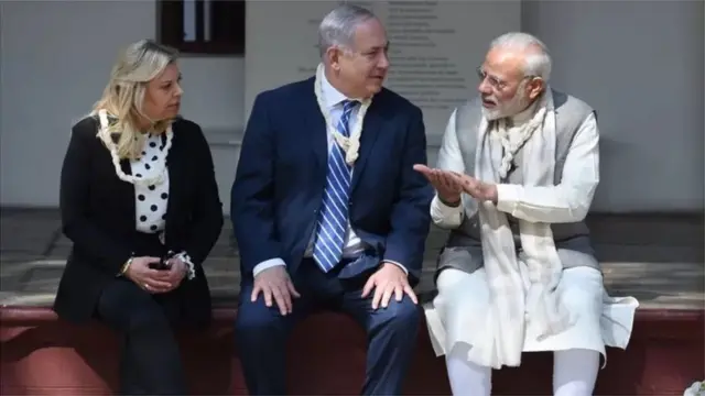 ગાંધી આશ્રમમાં ઇઝરાયલના તત્કાલિન વડાપ્રધાન બેન્જામિન તેમના પત્ની સારા તથા મોદી