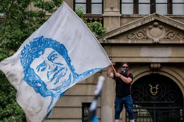 Imagem do cantor Víctor Jaras12 betuma bandeira durante as manifestações que aconteceram no Chiles12 bet2019.