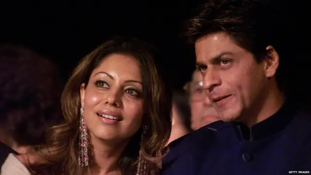 सात वर्षांच्या ओळखीनंतर शाहरुख-गौरीने लग्न केलं.