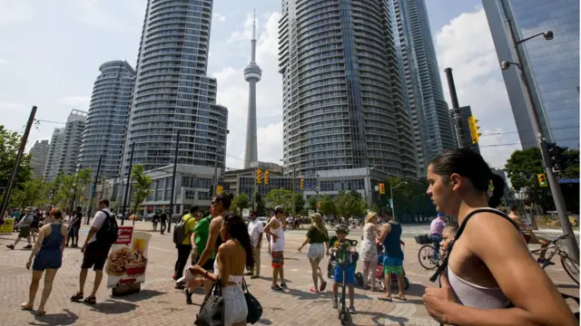Người dân Canada trong tiết trời nóng ở bến cảng Toronto hôm 2/7/2018.