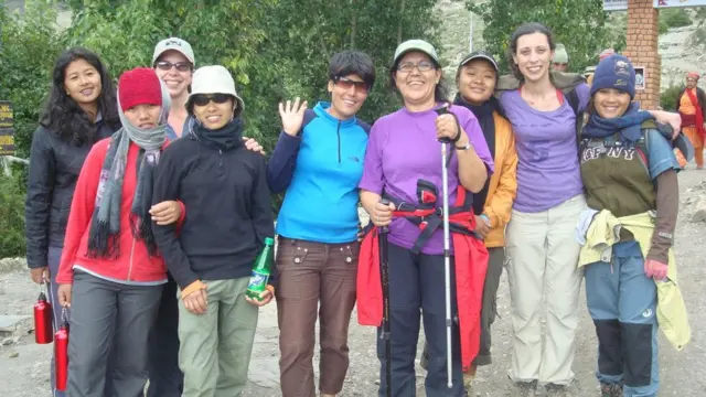 विदेशी पर्यटकका साथमा नेपाली गाइडहरू