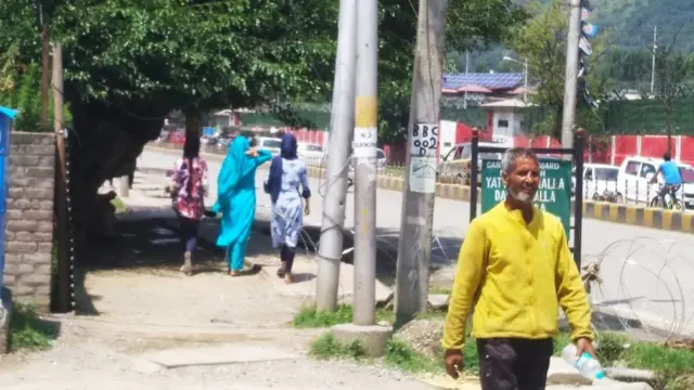 কারফিউ সামান্য শিথিল হতেই শ্রীনগরের রাস্তায় বেরোনো