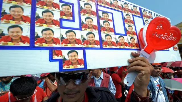 แฟนคลับชูรูปทักษิณ