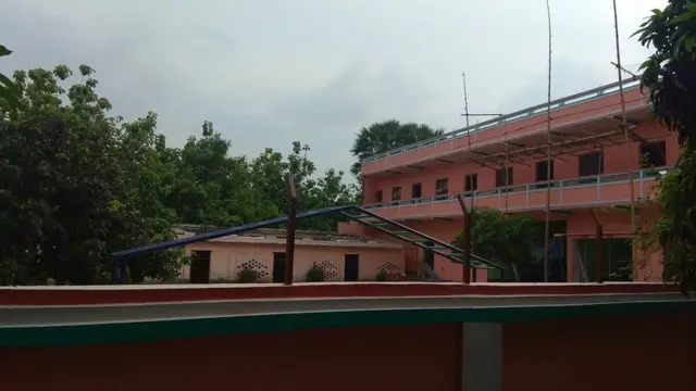 સ્કૂલની ઈમારતનો ફોટોગ્રાફ