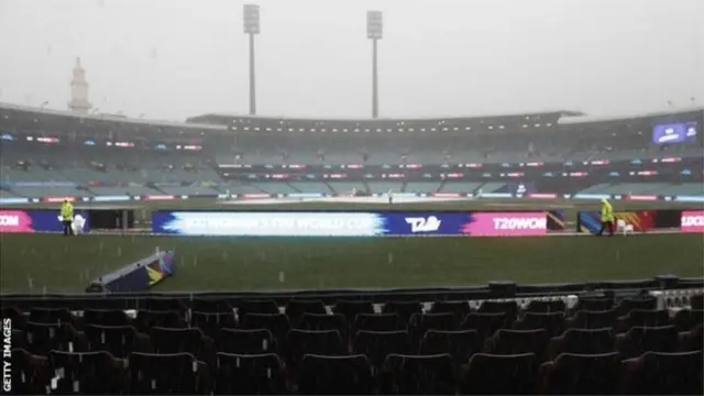 వర్షానికి తడిసిన మైదానం