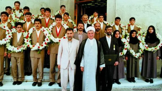 مریم میرزاخانی نفر سوم از سمت راست - عکس متعلق به سال ١٣٧٤