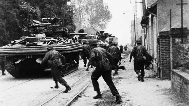 Un tanque DD durante la invasión a Normandía