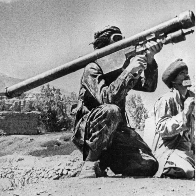 स्टिंगर मिसाइल इस्तेमाल करते अफ़ग़ानिस्तानी मुजाहिद