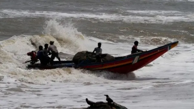 ગુજરાતના દરિયાકાંઠા પર પ્રત્યક્ષપણે ત્રણ લાખ માછીમારોના પરિવાર નભે છે