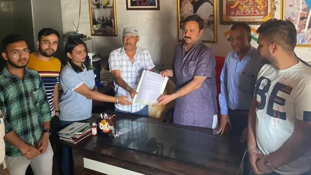 मयंक गोयल (डाव्याबाजून दुसरे)