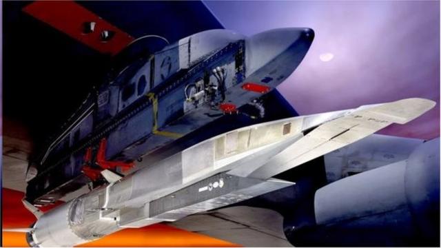 2010年美國的B-52轟炸機在高空投擲了被稱為X-51A的超高音速飛行器，飛行器使用超燃衝壓發動機達到超高音速