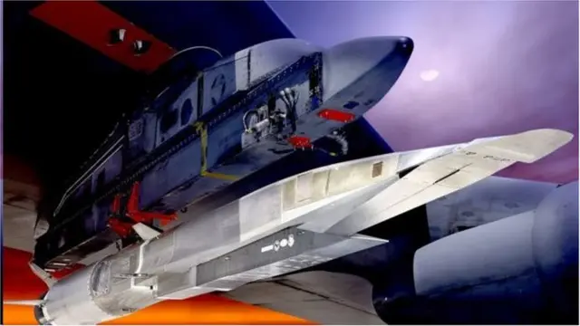 2010年美国的B-52轰炸机在高空投掷了被称为X-51A的超高音速飞行器,飞行器使用超燃冲压发动机达到超高音速