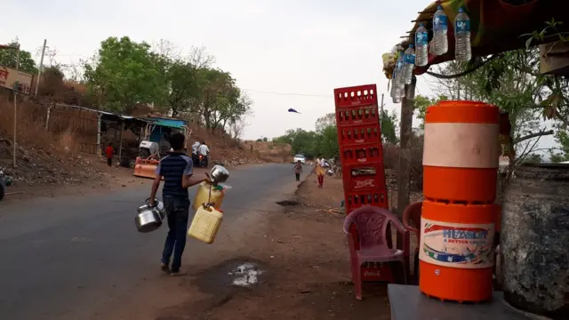 माणकेश्वर (जिंतूर) गावातील हे दृष्य. जिथं पाणी टंचाई आहे तिथंच पॅकेज्ड ड्रिंकींग वॉटरचा धंदा जोरात आहे.