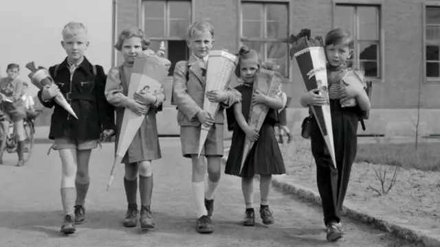 Pošto je Nemačka podeljena, porodice su nastavile tradiciju školskog korneta, poput ove dece u berlinskom „američkom sektoru" 1952. godine