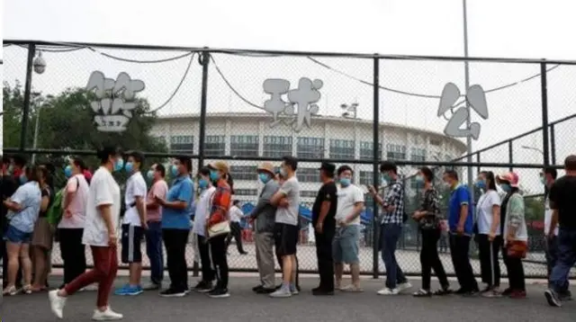 مردم پکن در صف آزمایش کرونا پس از شیوع ویروس در ماه گذشته میلادی