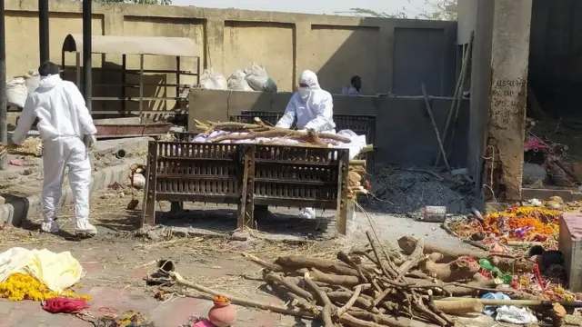 محرقة لجثث متوفين في جائحة كورونا