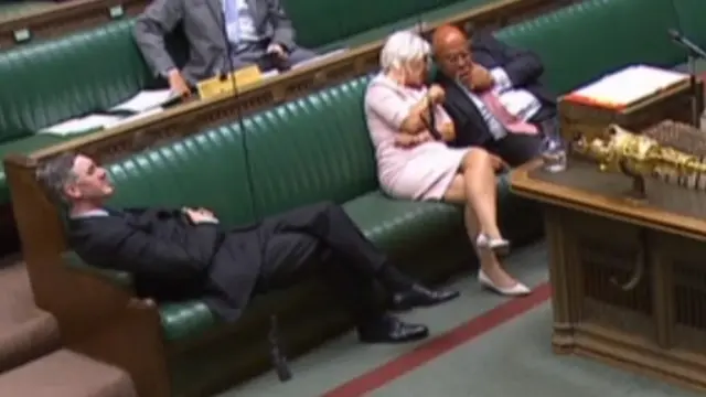 Jacob Rees-Mogg müzakirələrə gülərək cavab verib.