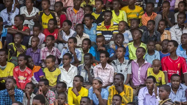 Taageerayaal magaalada Baydhabo ku daawanaya ciyaaar kubadda cagta oo dhexmartay 2 kooxood oo ka dhisan magaaladaasi