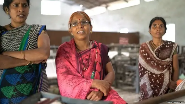 दैवशाला सूर्यवंशी (मध्यभागी) इतर महिला कामगारांसोबत.