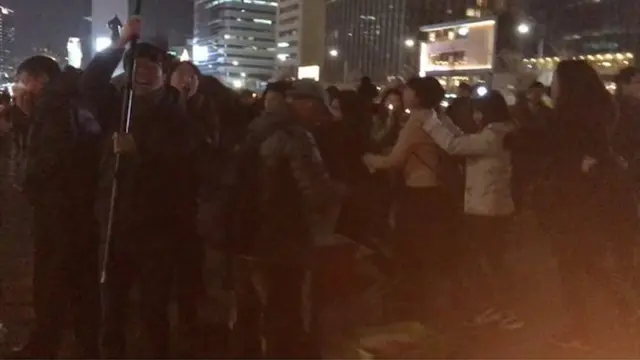 廣場上許多韓國年輕民眾跟著歌曲跳舞