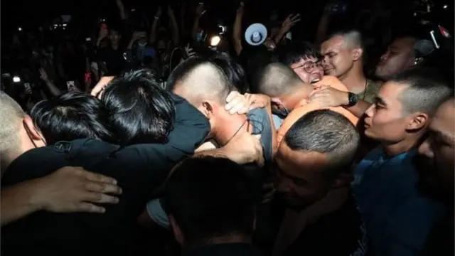 แอมมี่ ศิลปินวง The Bottom Blues ได้รับการปล่อยตัวออกจากเรือนจำพิเศษกรุงเทพฯ พร้อมผู้ชุมนุมรวม 19 คน เมื่อ 19 ต.ค.