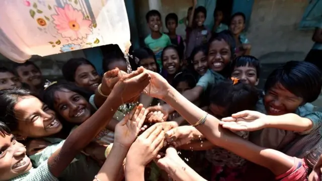 እጃቸውን የሚታጠቡ ህጻናት