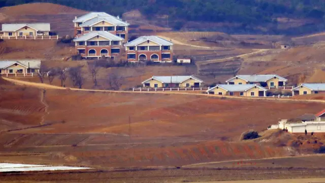 북한이 탄도미사일 추정 발사체를 발사한 5일 오후 경기도 파주시 오두산전망대에서 바라본 북한 개풍군 마을