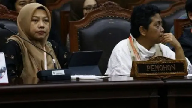Direktur Eksekutif Perludem Titi Anggraini (kiri) bersama Sekjen Koalisi Perempuan Indonesia (KPI) Dian Kartikasari menghadiri sidang putusan Perkara Nomor 75/PUU-XVII/20 sebagai pemohon di Gedung Mahkamah Konstitusi, Jakarta, Rabu (29/01).