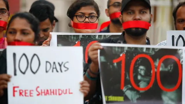 বাংলাদেশে মত প্রকাশের স্বাধীনতা সংকুচিত হয়ে আসছে বলে অভিযোগ করছেন মানবাধিকার কর্মীরা।