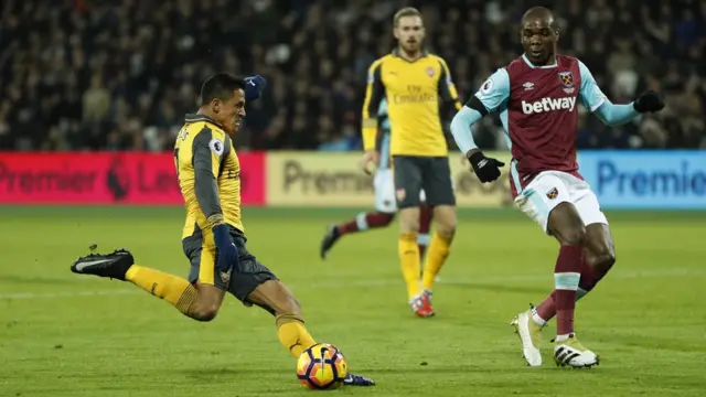 Sánchez se prepara para marcar el primer gol.