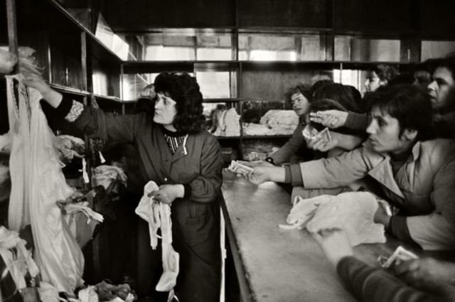 在共产党统治时期，阿尔巴尼亚妇女很难买到女性内衣。