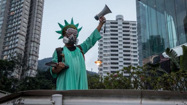 装扮成自由女神像、敦促美国通过法案的香港示威者