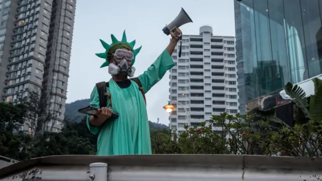 装扮成自由女神像、敦促美国通过法案的香港示威者