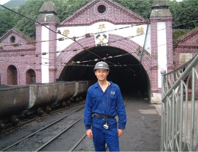 根据中国政府报告，每年在矿难中有5,000至7,000人死亡。2002年，《毛泽东的阴影》一书作者潘公凯在安源煤矿下井采访。
