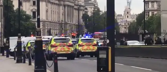 صورة من موقع الحادث بعد اصطدام السيارة بحاجز خارج مبنى البرلمان