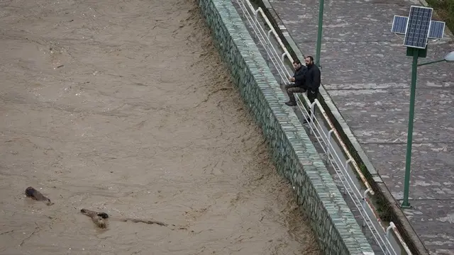 د ایران پلازمېنه کې د ځايي سیند اوبو کچه لوړه شوې او چارواکو یې د خطر خبرداری خپور کړی دی