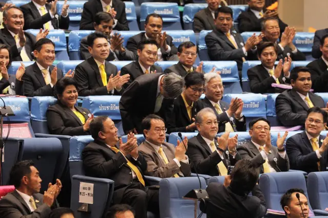 นายชวนโค้งคำนับ หลังชนะได้เป็นประธานสภา