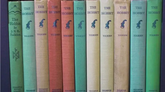 Разноцветные корешки книг с надписью "Хоббит"