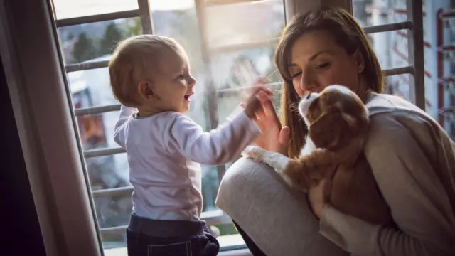 Una madre con su pequeño hijo y un perro