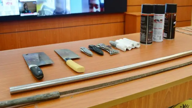 গ্রেফতার হওয়া গ্যাং মেম্বারদের কাছ থেকে উদ্ধার করা অস্ত্রশস্ত্র