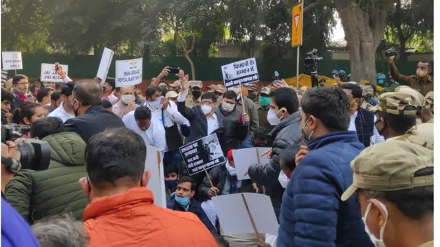 काँग्रेस नेत्यांना दिल्ली पोलिसांनी ताब्यात घेतले.