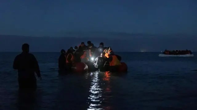 Embarcación de migrantes preparándose para viajar a Reino Unido.