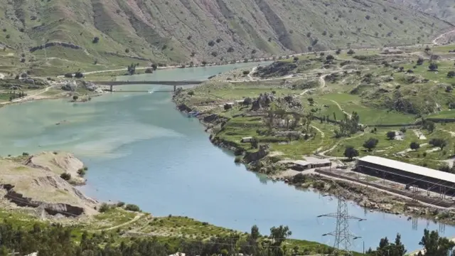 جاده‌سازی، توسعه مناطق مسکونی و شهرک‌های صنعتی، سدسازی، توسعه شبکه‌های آبیاری و نیروگاه‌ها، انتقال بین حوزه‌ای آب و افزایش سطح زیرکشت و خودکفایی بدون ملاحظات توسعه پایدار یعنی حرکت به سوی نابودی سرزمین و جامعه