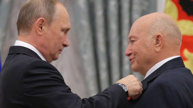 Путин прикрепляет орден к груди Лужкова
