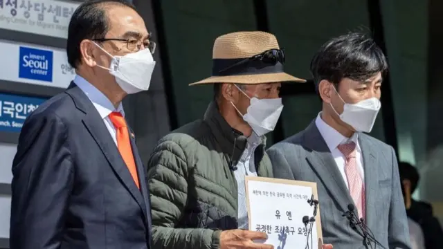 북한군에 피격돼 숨진 해양수산부 산하 서해어업지도관리단 소속 해양수산서기(8급) A씨(47)의 형 이래진씨(가운데)와 하태경(오른쪽), 태영호 국민의힘 의원이 6일 오후 서울 종로 유엔북한인권 사무소에서 유엔사무소 대표권한대행과 면담에 앞서 취재진 질문에 답변하고 있다